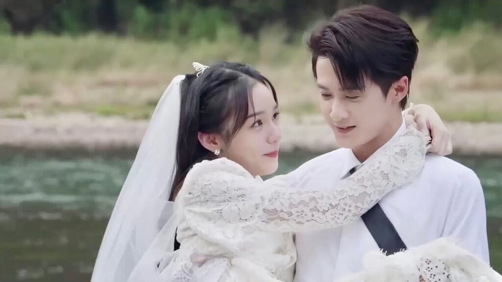 يلتقط صور الزفاف معها , لكنها متوترة فيحملها و يمشي في البحر  ( احبني و احب صوتي )