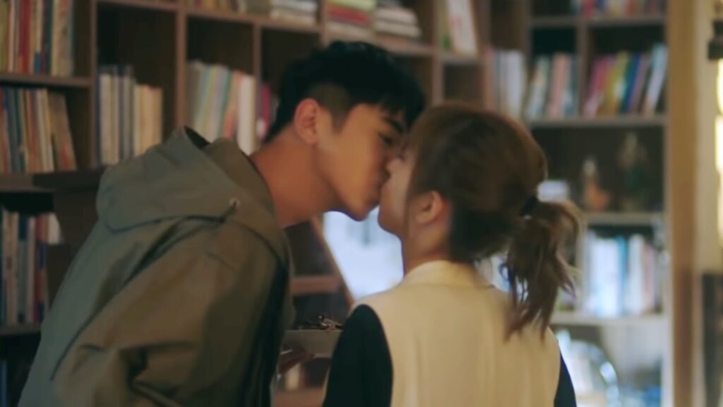 يقبلها بحجة تذوق الطعام لكنها بواقحة تطلب منه المزيد❤️‍🔥💖مشهد رومانسي من "حبك ينيرني"