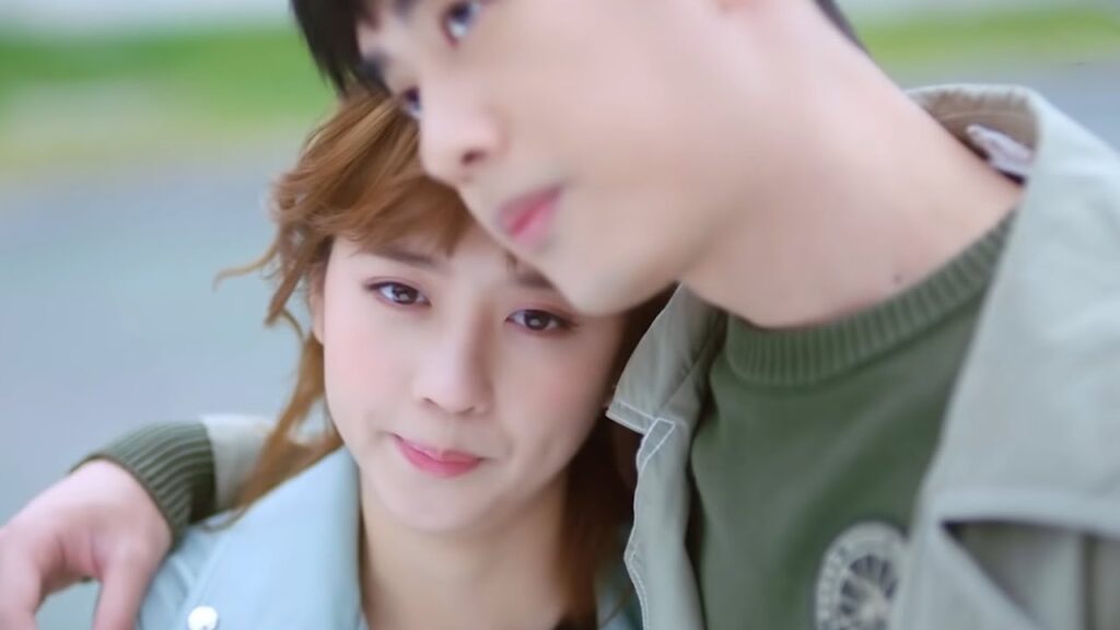 يحاول بطلنا بكل الطرق التمسك بحبيبته فيطاردها في كل مكان❤️مشهد رومانسي من "حبك ينيرني"