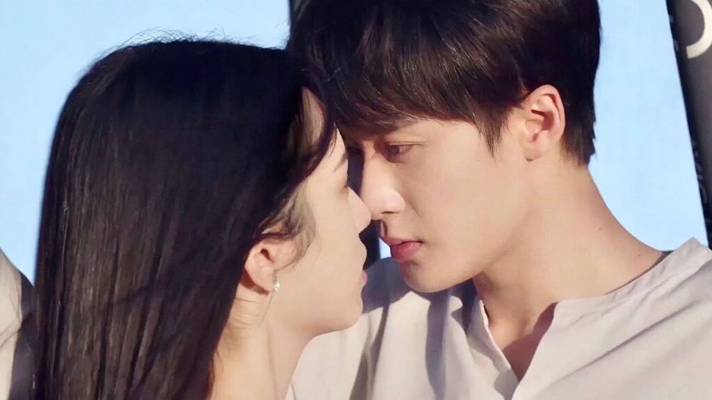 يركب مع حبيبتـه  المنطاد بإجواء رومانسية ( احبني و احب صوتي )