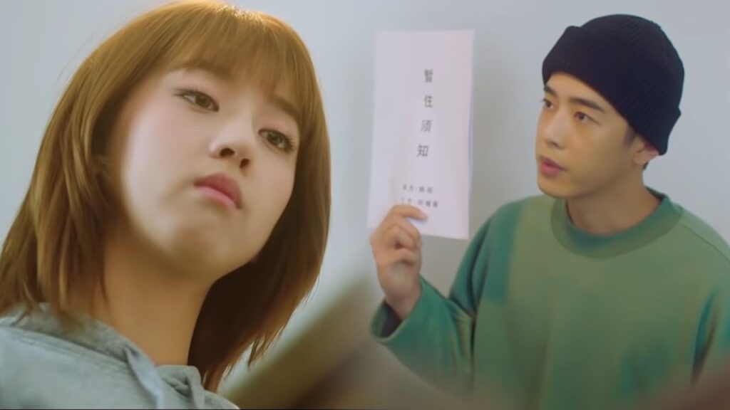 ليجرها على البقاء بجانبه ويستعيد حبها يستخدم عقدًا كان بينهما❤️😅مشهد رومانسي من "حبك ينيرني"