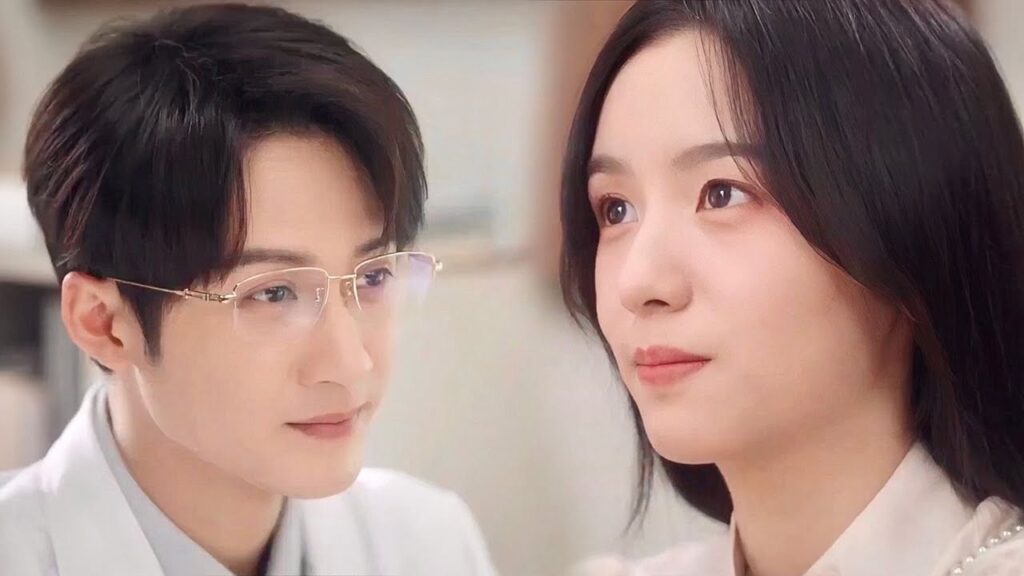 تحدق بـه و عيونـها مليئة بالحب , اما هو يقوم برسمها  ( احبني و احب صوتي )