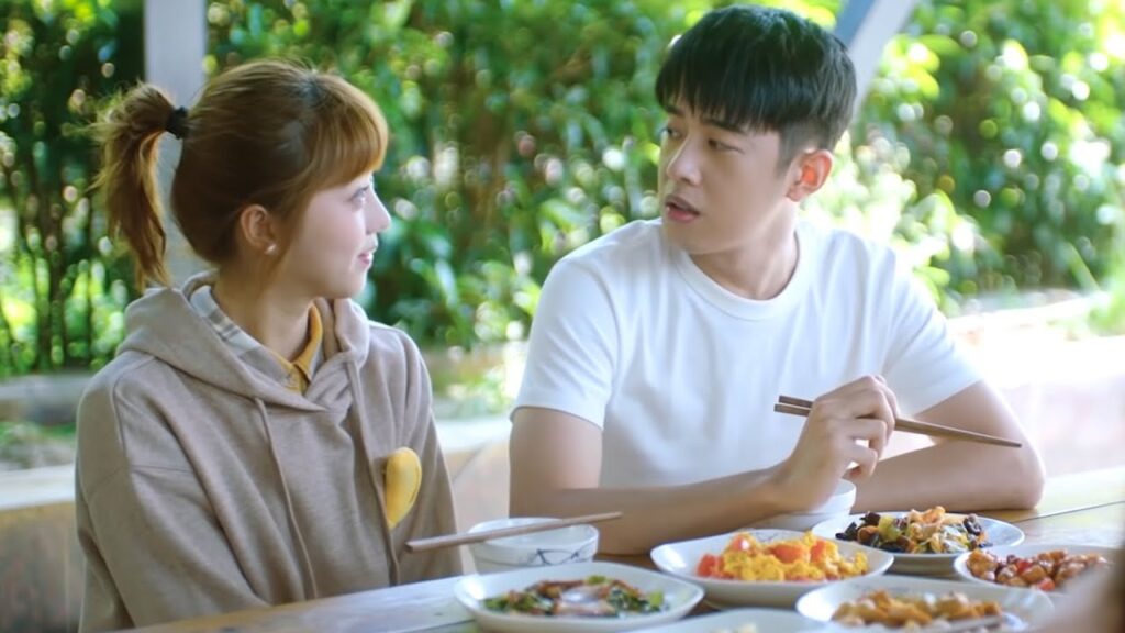 يشعر بالقلق والغيرة من منافسه في الحب فيتحداه أمام الجميع❤️مشهد رومانسي من "حبك ينيرني"