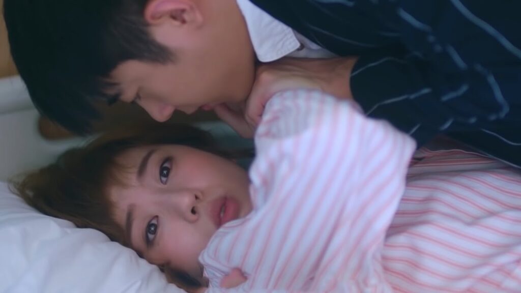 تنهار حبيبته بعد انفصالهما فيسرع إليها للاعتناء بها❤️مشهد رومانسي من "حبك ينيرني"