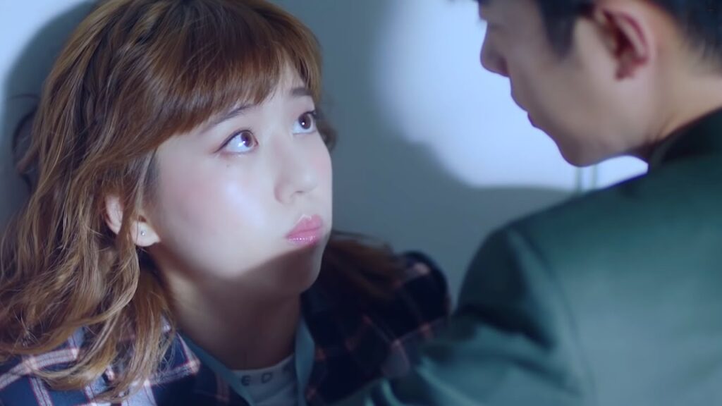 يراها حبيبها المستبد واقفة مع خصمه فيسحبها مُعلنًا سيطرته وغيرته❤️مشهد رومانسي من “حبك ينيرني” يراها حبيبها المستبد واقفة مع خصمه فيسحبها مُعلنًا سيطرته وغيرته❤️مشهد رومانسي من "حبك ينيرني"