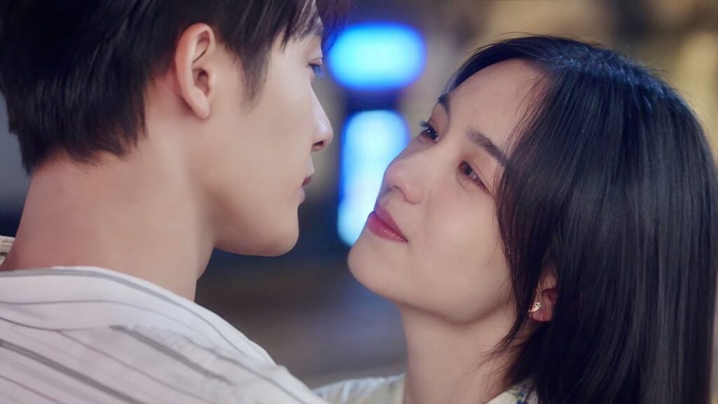 تدعم حبيبها الذي يمر بحالـة صعبـة بعد اعتزالـه لمهنته التي يحبها  ( احبني و احب صوتي )