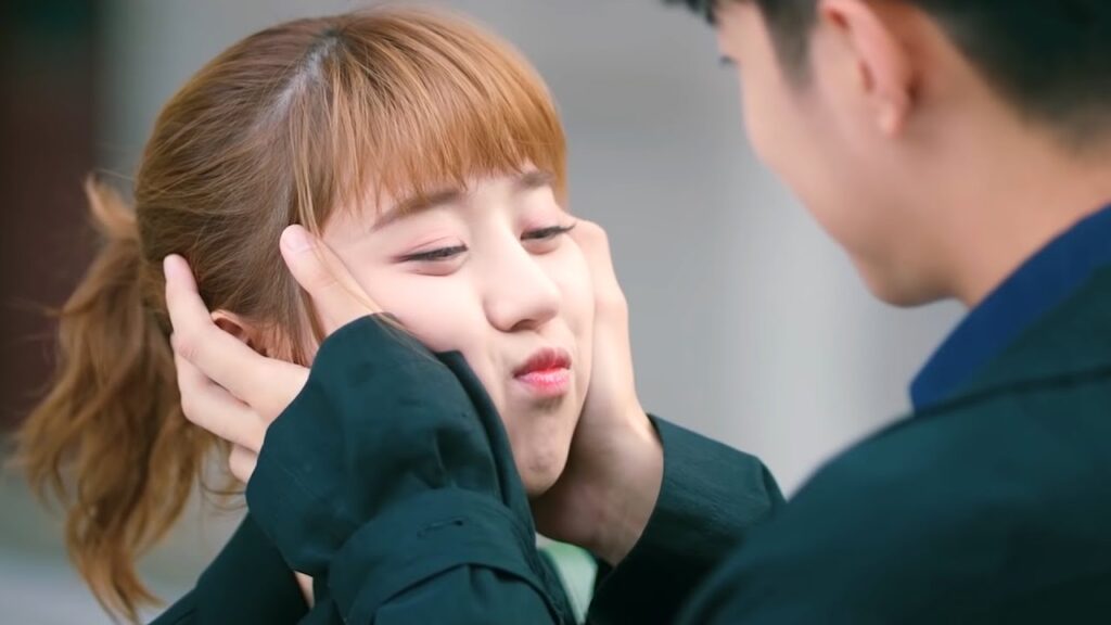 يضع حبيبها لها أحمر الشفاه ويقبلها ولكنها تريد المزيد❤️مشهد رومانسي من "حبك ينيرني"