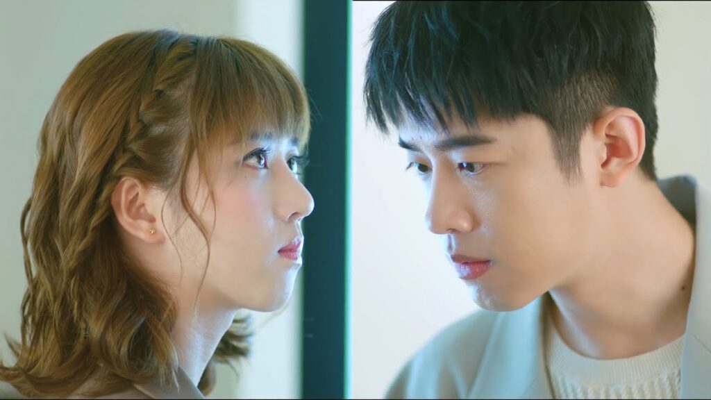 يتعمد البطل التقرب من صديقتها لإثارة غيرة حبيبته❤️❣️مشهد رومانسي من "حبك ينيرني"