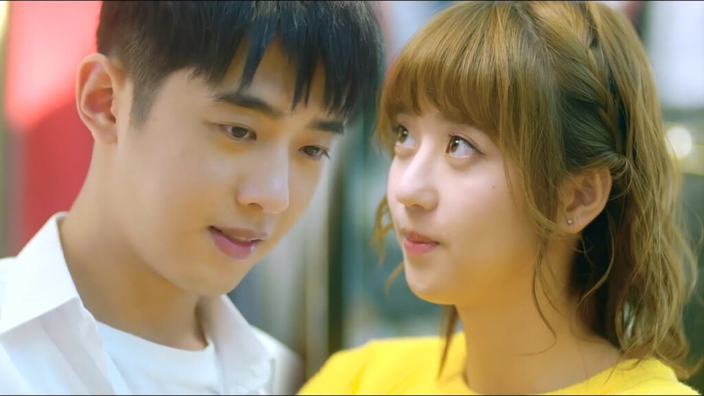 تساعده حبيبته على اختبار وارتداء ملابسه بنفسها❤️❣️مشهد رومانسي من "حبك ينيرني"