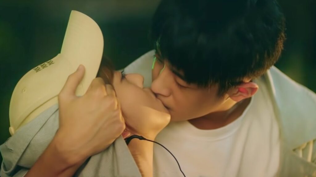 لا شيء أجمل من قبلتك، وجهك، وذراعك❤️مشهد رومانسي من "حبك ينيرني"