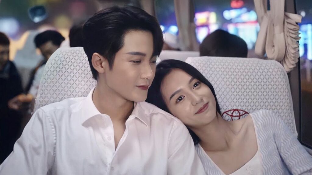 تبدين متعبـة نامي على كتفـي  ( احبني و احب صوتي)