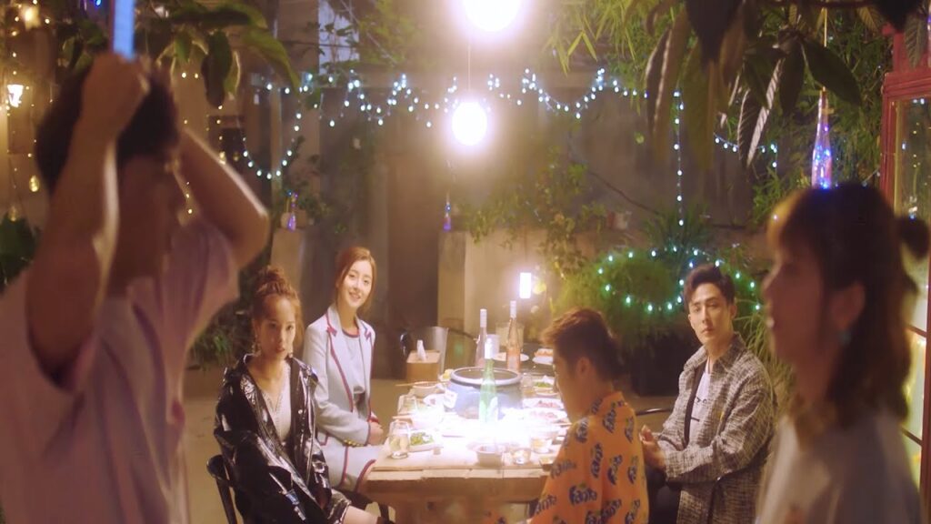 بسبب الفوز في اللعبة تكشف فتاته عن سرهما أمام الجميع😅مشهد لطيف من "حبك ينيرني"