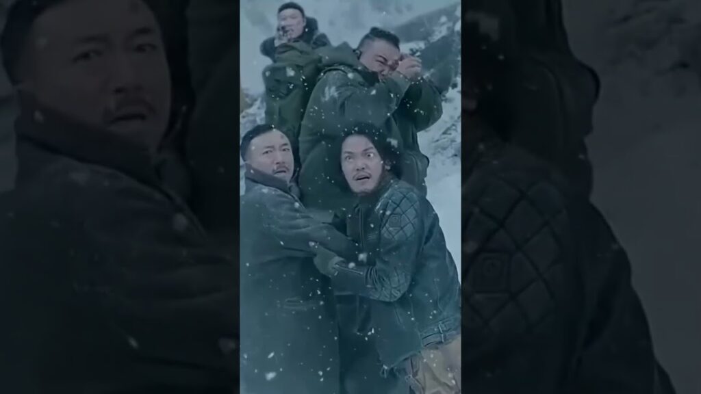 يهاجم القرش العملاق في الثلج الجميع، لكنه يبدو كسمكة صغيرة أمام وحش الثلج #وحش_الثلج #SnowMonster