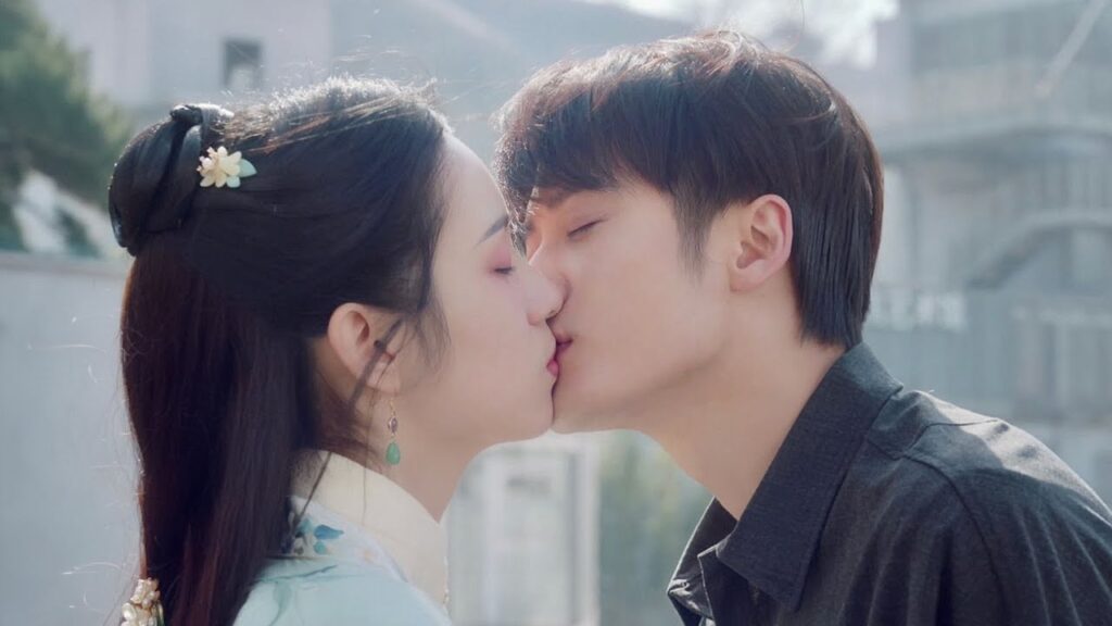 يساعدها في ازالة احمر الشفاه  ( احبني و احب صوتي )