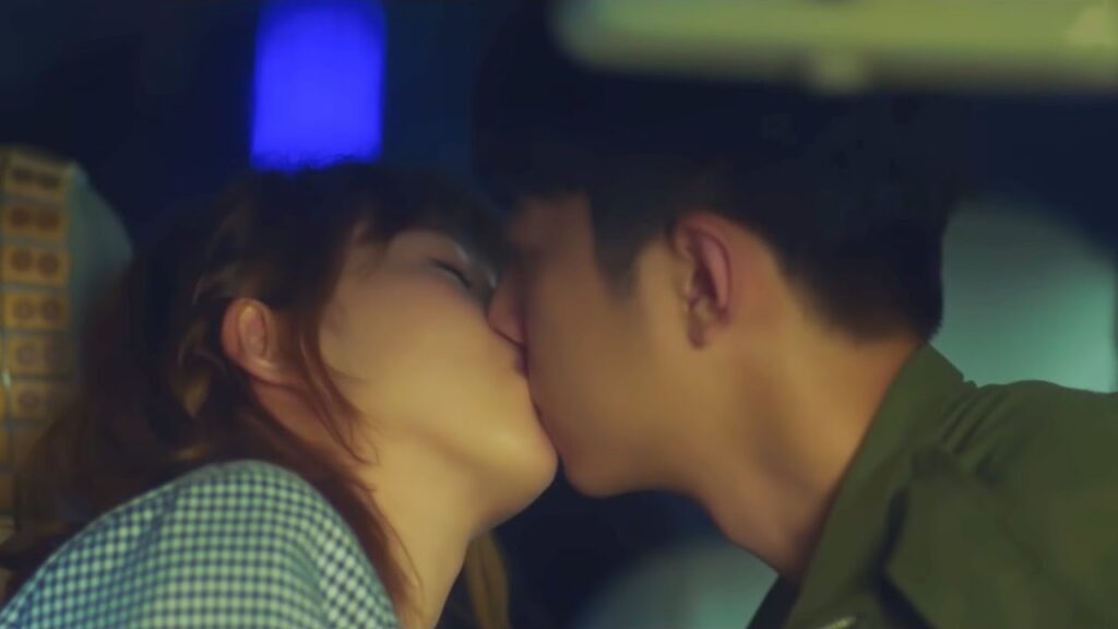 تشعر بالغيرة فتثبته في السيارة وتجبره على تقبيلها بالقوة❤️مشهد رومانسي من "حبك ينيرني"