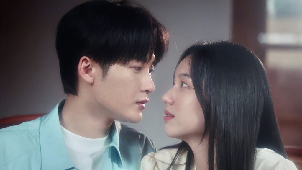 يحاول تقبيلها علناً و أمام اصدقائه ( احبني و احب صوتي )