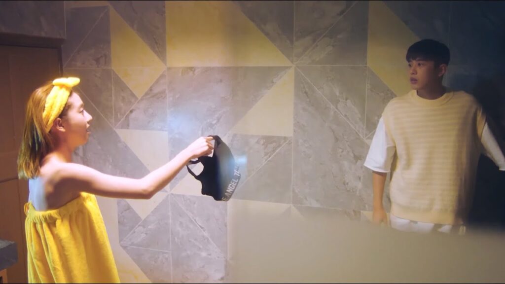 يدخل بطلنا على فتاته وهي تستسحم فيصرخان من الإحراج😅😅مشهد لطيف من "حبك ينيرني"