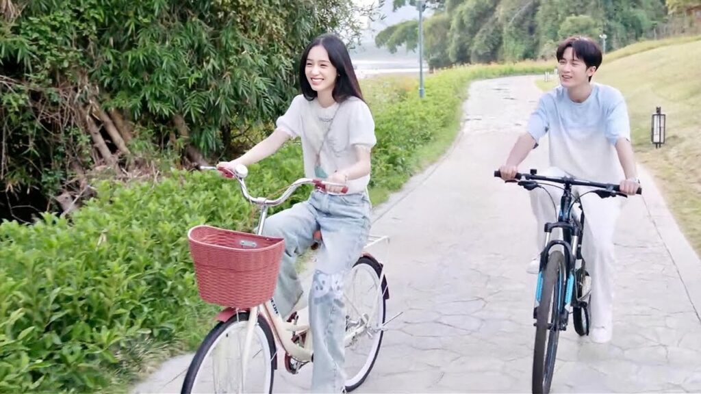 تقوم بقيادة الدراجـة مع حبيبها كثنائي لكنها  خائفة  ( احبني و احب صوتي )