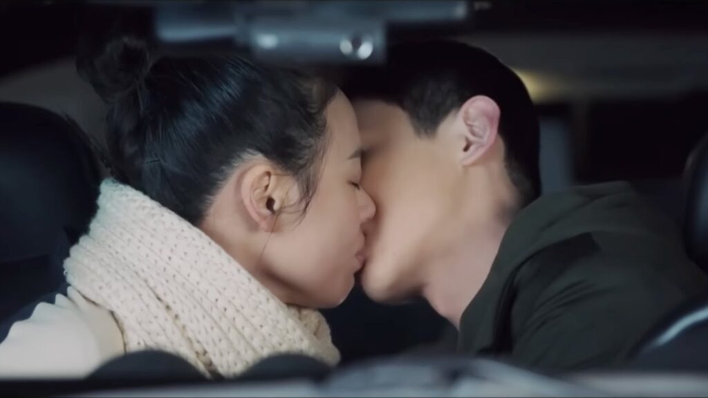 تستعد حبيبته للمغادرة فيسحبها ويقبلها بشغف😘💓مشهد رومانسي من "أنت بطلي"