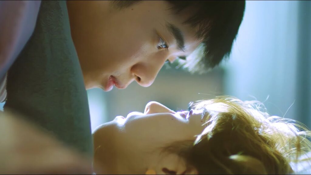 أُمسك بالرئيس مع فتاته تحت الأغطية خلف جميع الضيوف❤️مشهد رومانسي من "حبك ينيرني"