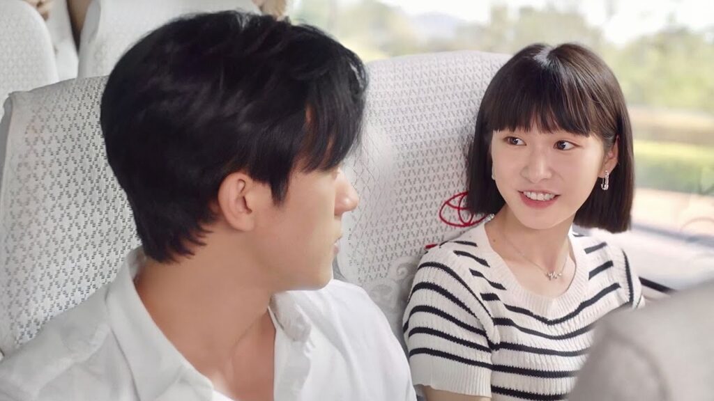 يكسر حاجز الخجل و يجلس بجانبها طوال الرحـلة  ( احبني و احب صوتي )