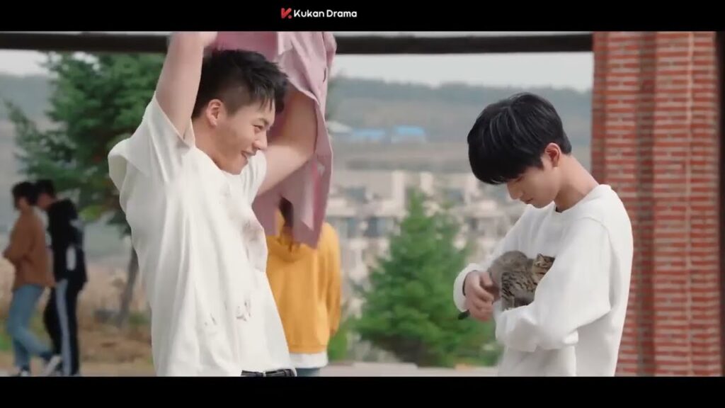 يحاول يي شان الاحتفاظ بالقطة بالسر في المهجع