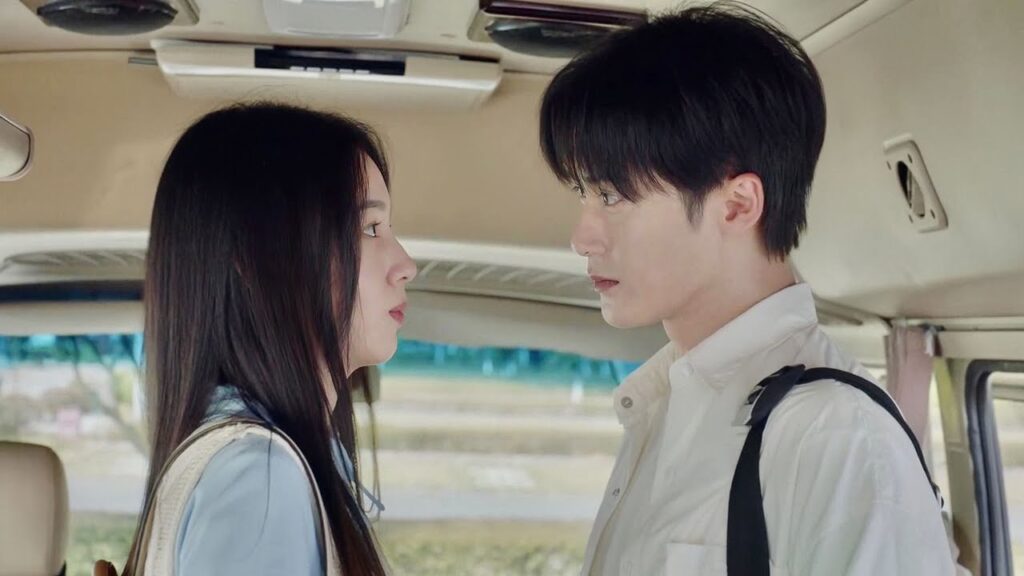 تذهب مع حبيبها في رحلة لأول مرة  (احبني و احب صوتي )