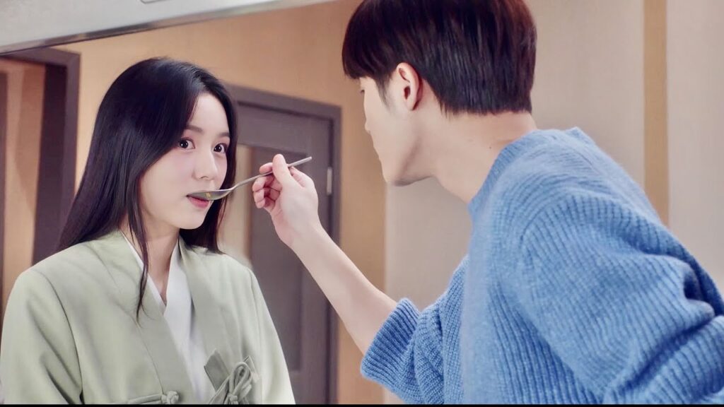 جاذبية الرجل تزداد عندما يقوم بالطبخ لذا تتأمله بكل حب و رومانسية (احبني و احب صوتي ) جاذبية الرجل تزداد عندما يقوم بالطبخ لذا تتأمله بكل حب و رومانسية (احبني و احب صوتي )