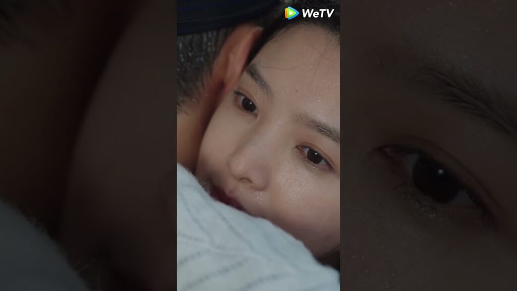 شو لاي تعانق شيتشوان تحت المطر وتنسى أحزانه! 💕💕 #chinesedrama #دعني_أضيئك #adatewiththefuture  #照亮你