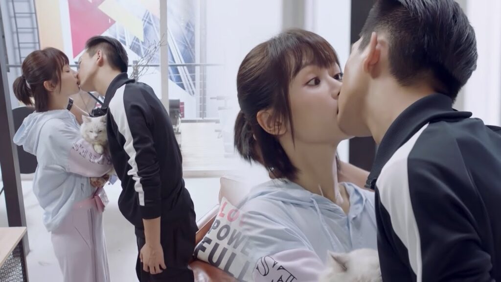 بقبلة يقنع الرئيس حبيبته❤️😍مشهد رومانسي من "هيا هيا يا الحبار"