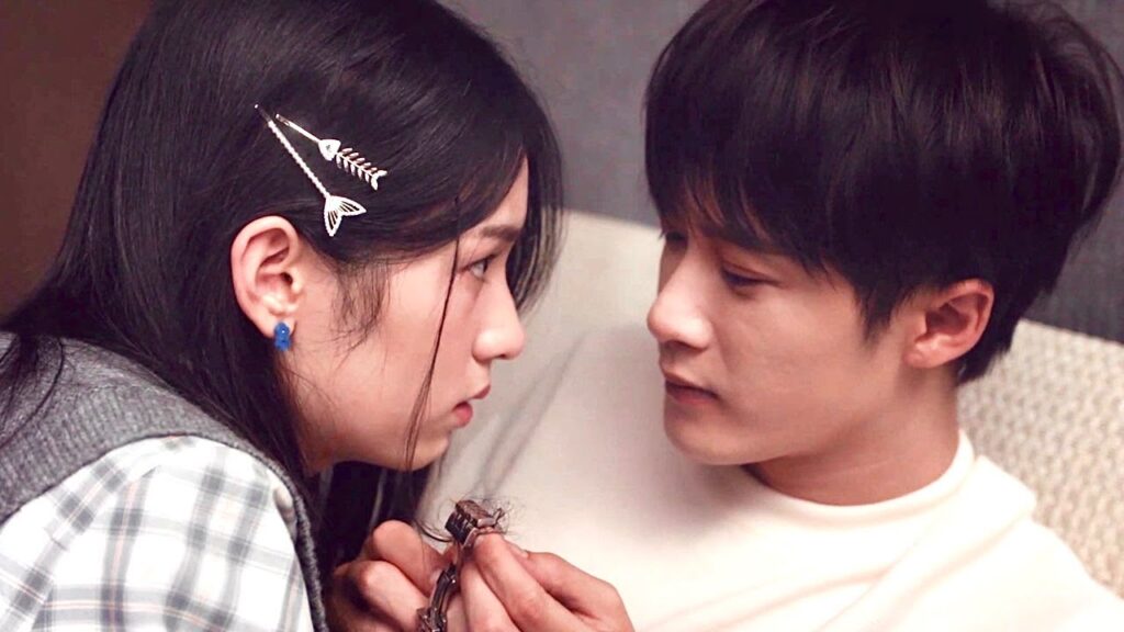 يعلق شعرها في ساعة يده بالوقت الخاطئ  ( احبني و احب صوتي )