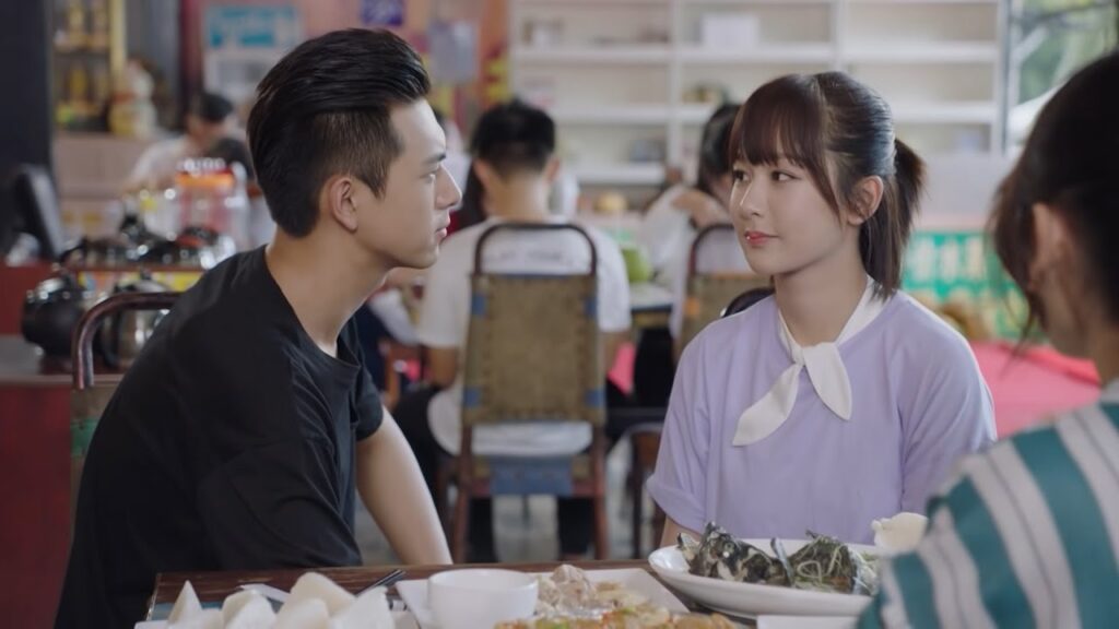 تطلب منها فتاة لئيمة أن تنفصل عن حبيبها فيظهر فجأة ويحميها❤️مشهد رومانسي من "هيا هيا يا الحبار"