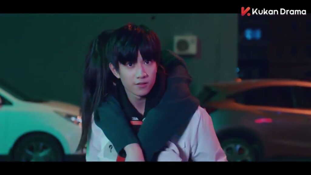 يلتقي يي شان بـ دو دو في محطة الباص ويساعدها