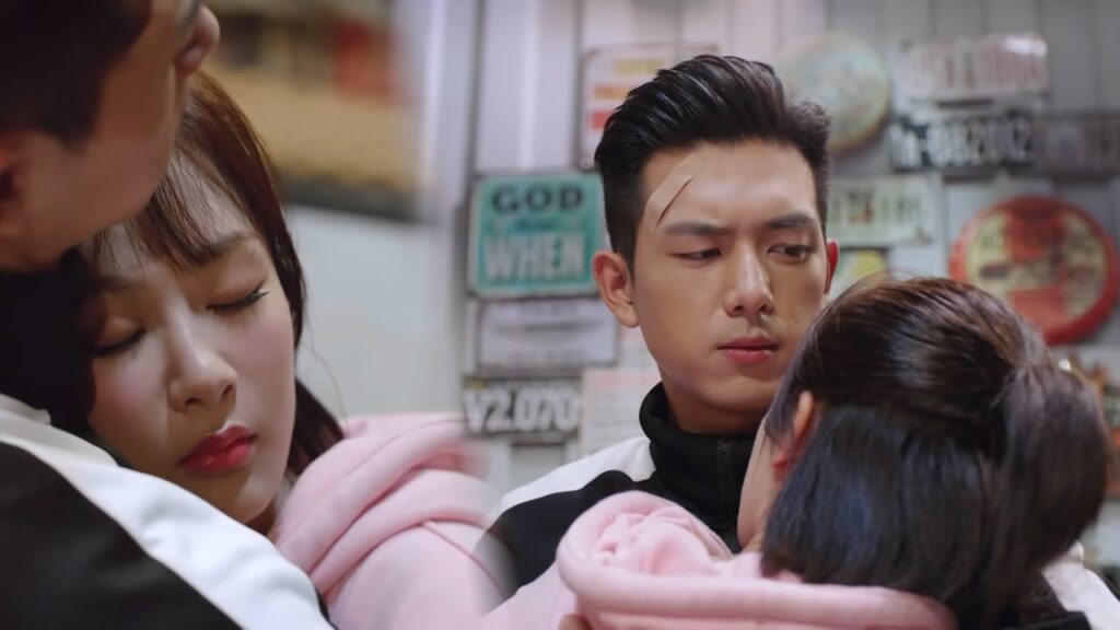 لا يمكن لذلك المستبد سوى أن يقع في حبها😍❤️مشهد رومانسي من "هيا هيا يا الحبار"