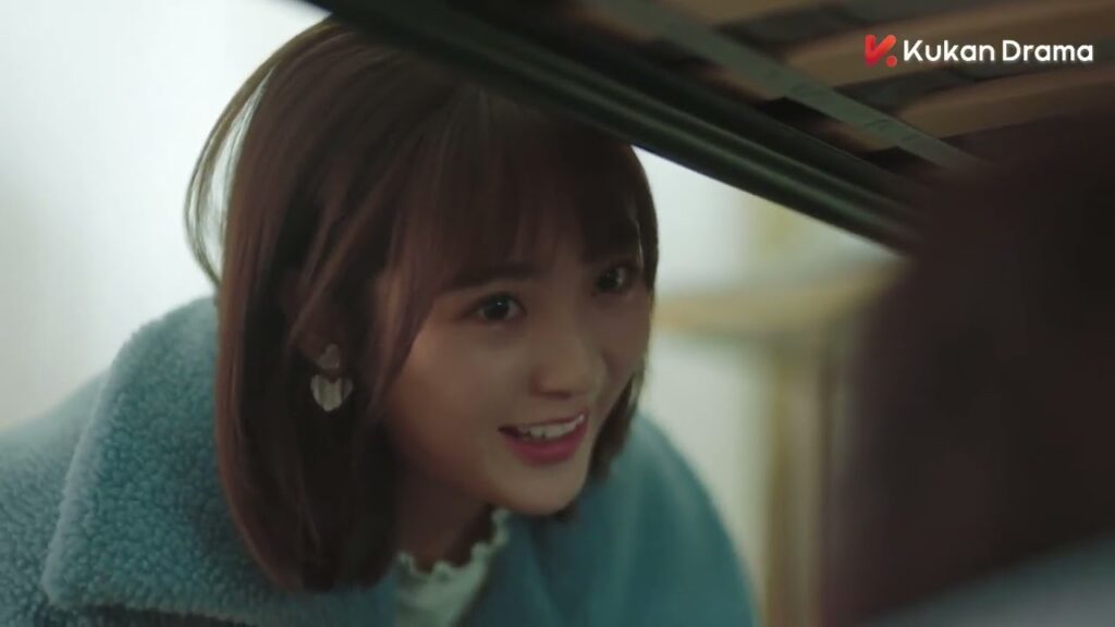 تحاول ان تخرجه من تحت السرير