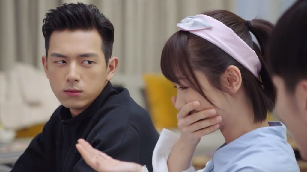 يتحول رئيس مستبد إلى رجل دافئ لديه القدرة على تدليل حبيبته❣️مشهد رومانسي من "هيا هيا يا الحبار"