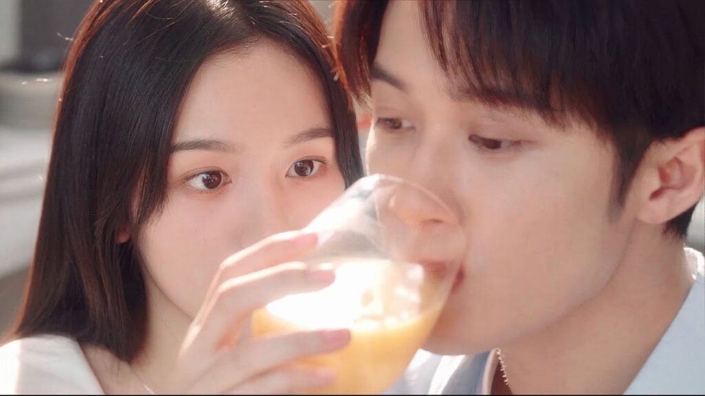 يشرب العصير بطريقة مثيرة و لا تكف عن النظر اليه ( احبني و احب صوتي )