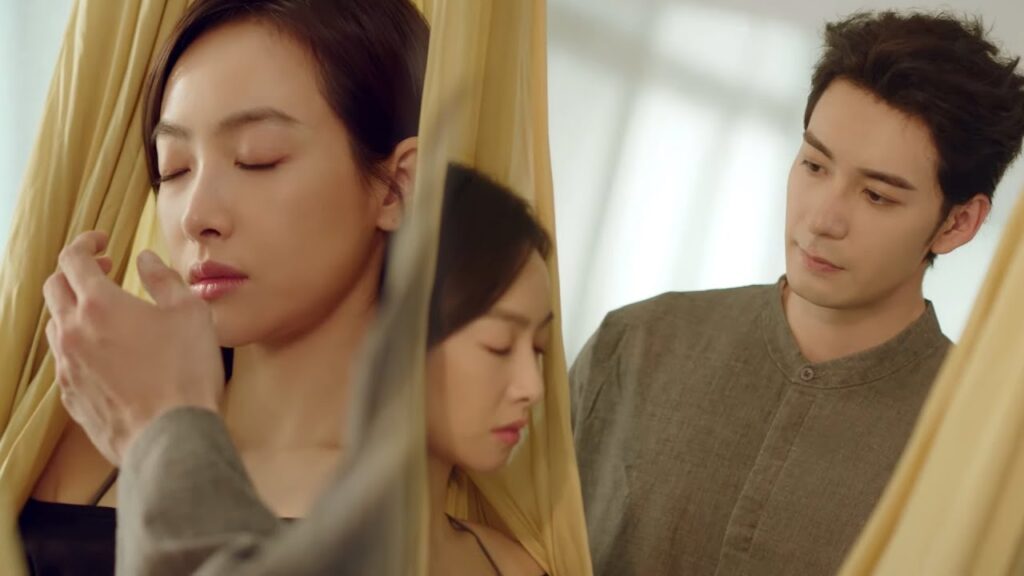 لا يمكنه التحمل رؤيتها تتألم فيأخذها للاسترخاء متمنيًا مرافقتها والتقرب منها💖مشهد "عزيزتنا المترجمة"