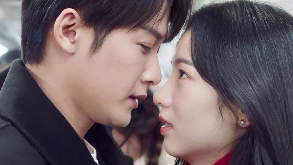 قريب جدا مني و قد تتصادم شفتاه معي و عيونـه امامي مباشرة ( احبني و احب صوتي ) قريب جدا مني و قد تتصادم شفتاه معي و عيونـه امامي مباشرة ( احبني و احب صوتي )