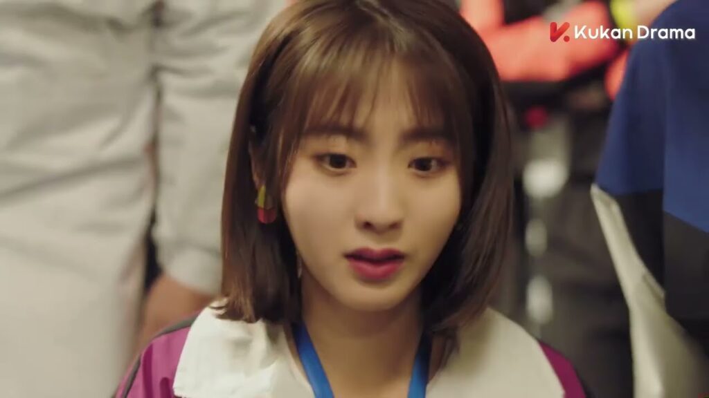 تبدأ المبارة لكن يصاب البطل في قدمه…