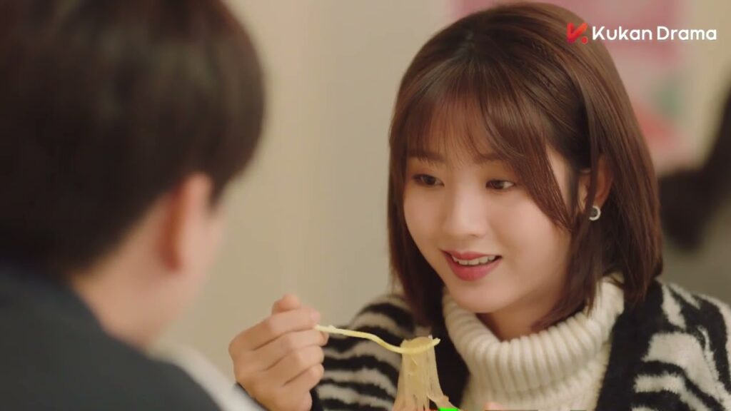 يأكلان معا و يغازلها بطريقة غريبة…