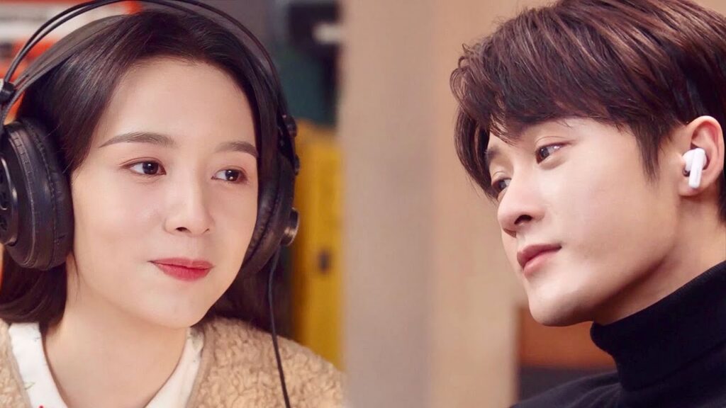 يدخل المغني المشهور دردشة الفتاة المبتدئة و يعلق لها  ( احبني و احب صوتي )