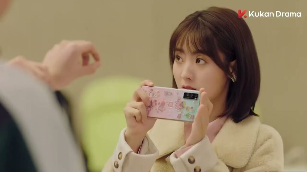 يخططان لاستبدال مسدسه بواحد مزيف