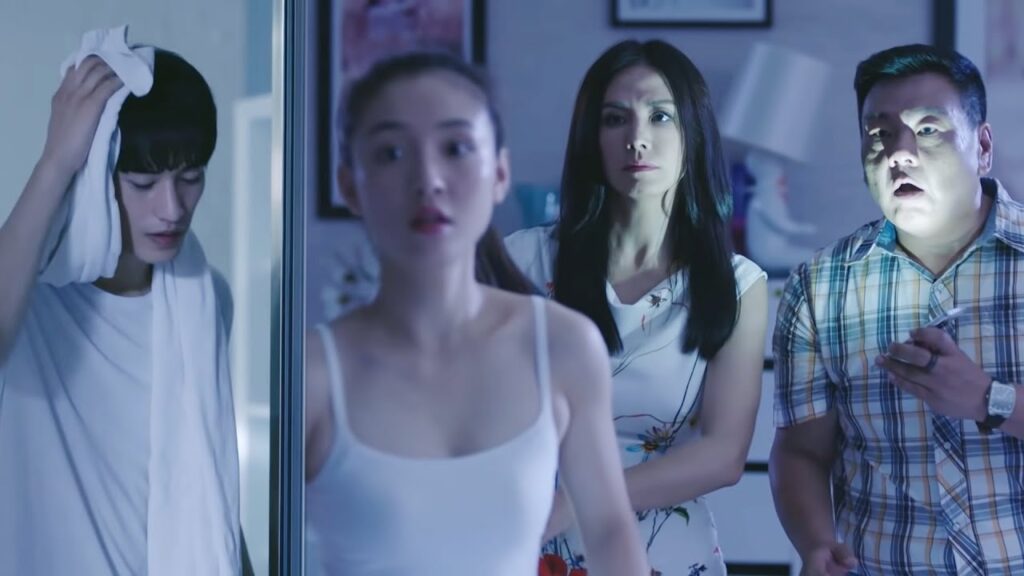 يفاجئها والداها بزيارتها فيجدانه خارجا من حمام غرفتها😯مشهد من “حبيبي المذهل” يفاجئها والداها بزيارتها فيجدانه خارجا من حمام غرفتها😯مشهد من "حبيبي المذهل"