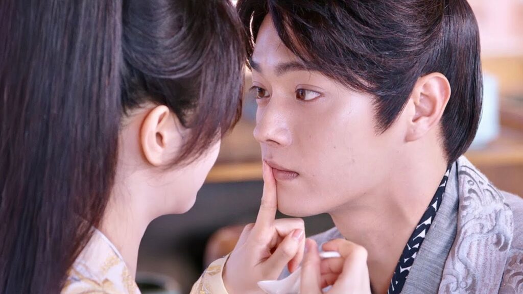 تمنعـه من تقبيلها لان والدها يراقبهم ( ارض عجائب الحب )