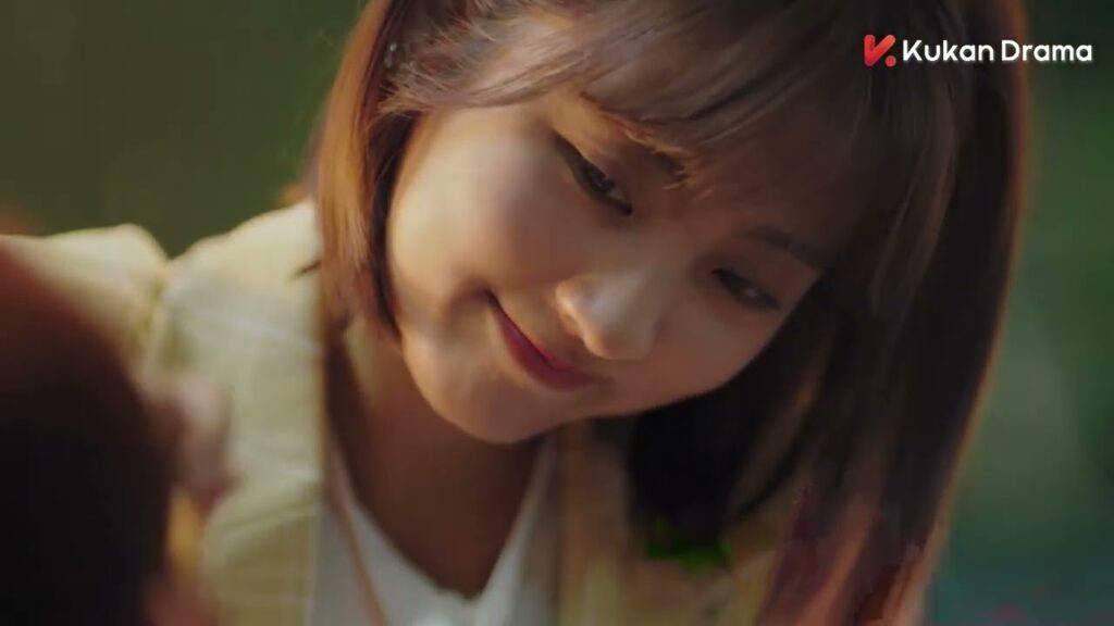 يضع علكة في فمها كي لا تتحدث