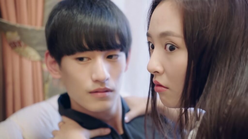 تسحبه فتاته على غرفتها أمام والديها ويفاجئ والدها أنها تفعل هذا معه🤣مشهد لطيف من "حبيبي المذهل"