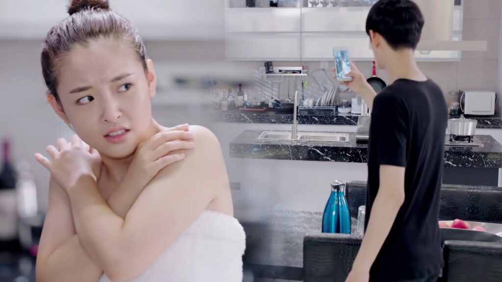 سبب مقنع!😅كان يجرب كاميرا الموبيل فيصورها وهي عارية🤣مشهد مضحك من "حبيبي المذهل"