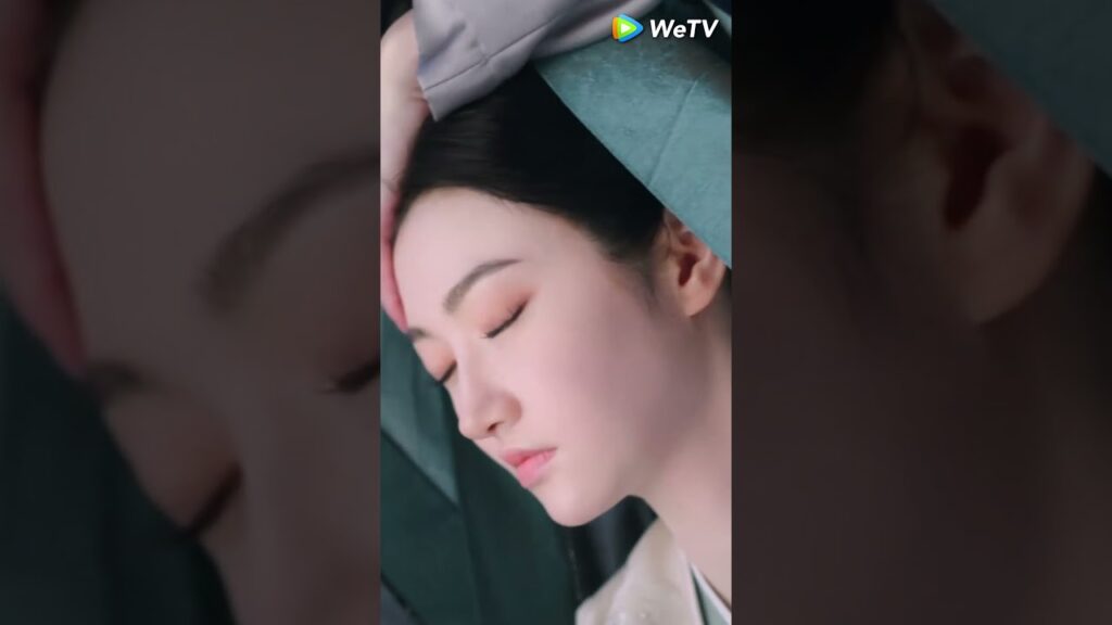 معاناة الإمبراطور في إطعام الدواء للجميلة النائمة، والحارس يراه في هذا الوضع المحرج!