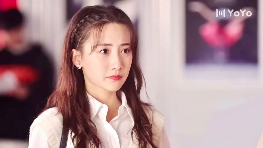 يقف الى جانبها و يقنع والدتها بأن تسمح لها بدخول الاختصاص الذي تحبـه  ( على وشك الشهرة )